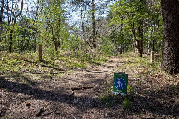 Erdő Gyalogösvényjelzéssel Zuid Hegyalja Nemzeti Parkban — Stock Fotó