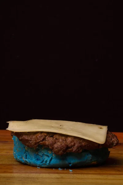Ремесленные Гамбургеры Мясом Сыром Цветным Нормальным Хлебом — стоковое фото