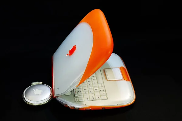 Tangerinfärgad 1999 Apple Ibook Och Apple Lugnande Hockey Puck Strömadapter — Stockfoto