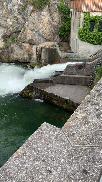 Eine Vertikale Hochwinkelaufnahme Eines Den Fluss Fließenden Wasserfalls Mit Klippen — Stockfoto