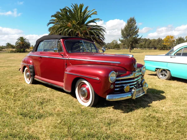 Old Red Ford Super Deluxe Convertible 1946 1948 Countryside Nature — Stock Photo, Image