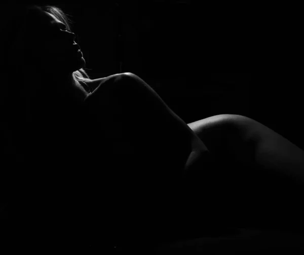 Красивый Черно Белый Снимок Обнаженной Женщины Сексуальными Кривыми Темном Фоне — стоковое фото