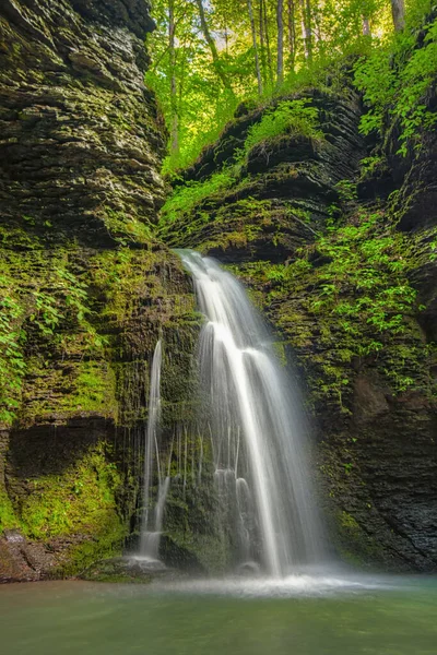 Eine Vertikale Aufnahme Eines Wunderschönen Wasserfalls Der Von Einer Felsigen — Stockfoto