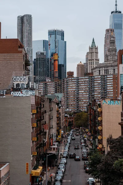 Bulutlu Bir Günde New York Şehrinin Sokaklarının Yüksek Açılı Görüntüsü — Stok fotoğraf