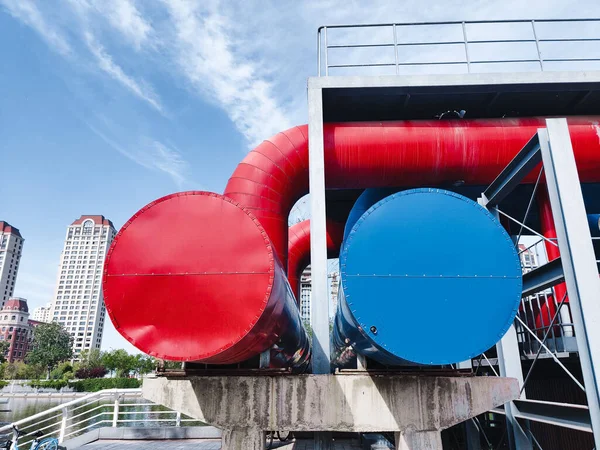 Una Vista Las Instalaciones Almacenamiento Combustible Rojo Azul Día Soleado —  Fotos de Stock