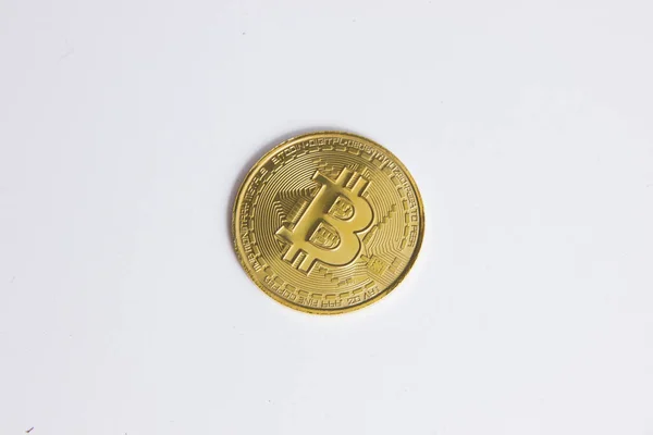 Uma Moeda Criptomoeda Bitcoin Dourada Isolada Fundo Branco — Fotografia de Stock