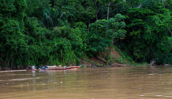Peru 'nun göl kıyısında balık tutan balıkçıların güzel manzarası.