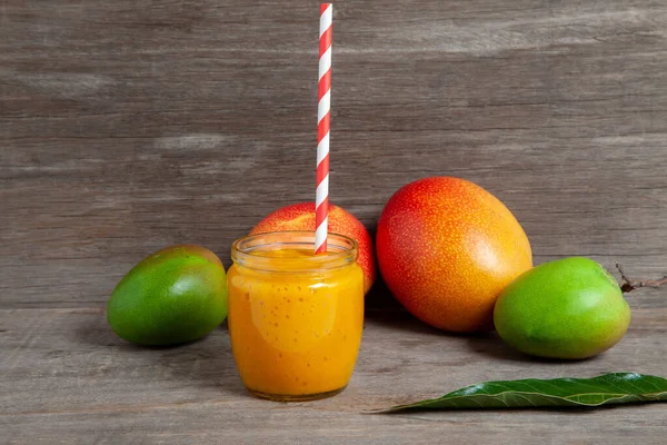 Ein Glas Saft Mit Einem Strohhalm Und Bunten Früchten Hintergrund — Stockfoto