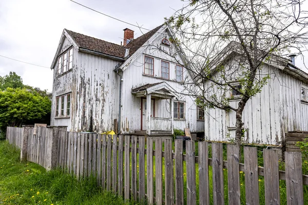 白木製のパネルをチッピングと古いヴィンテージスタイルの家 — ストック写真