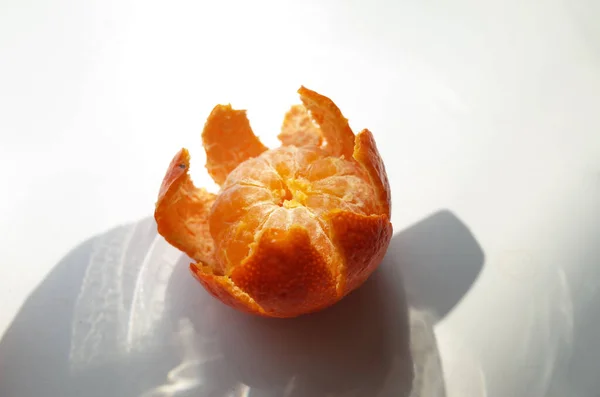 Primer Plano Mandarina Pelada Naranja Sobre Una Superficie Blanca —  Fotos de Stock