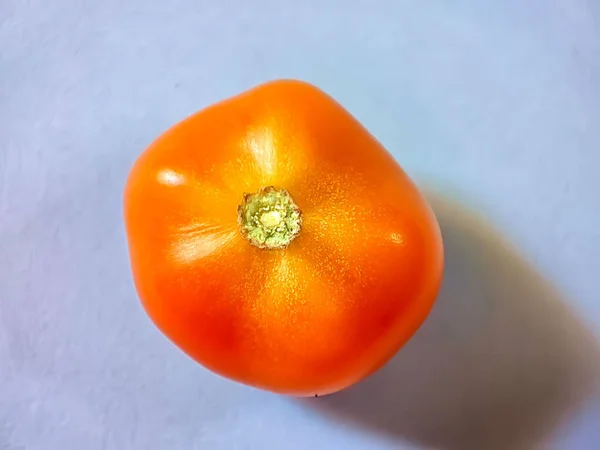 Closeup Shot Fresh Red Juicy Tomato White Surface — Stock Photo, Image