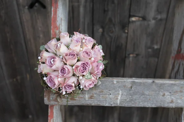 Hermoso Ramo Novia Con Rosas Rosadas Decoradas Con Perlas Una —  Fotos de Stock