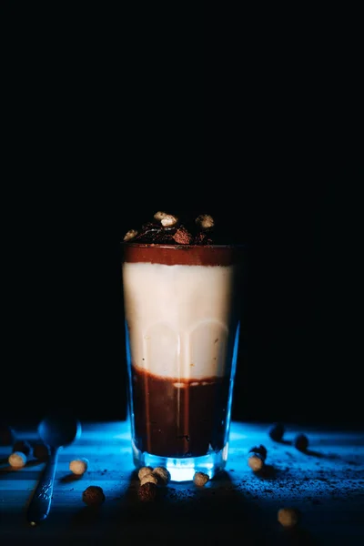Disparo Vertical Frappe Chocolate Contra Fondo Oscuro Con Luz Azul —  Fotos de Stock