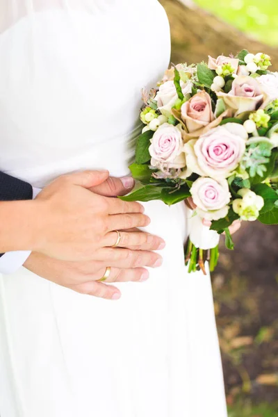 Close Vertical Das Mãos Noiva Noivo Com Anéis Buquê Casamento — Fotografia de Stock