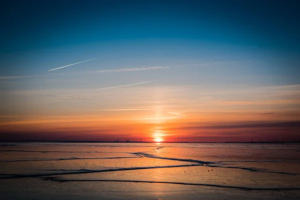 Antena Piękny Widok Wadden Morze Pod Barwnym Niebem Podczas Zachodu — Zdjęcie stockowe
