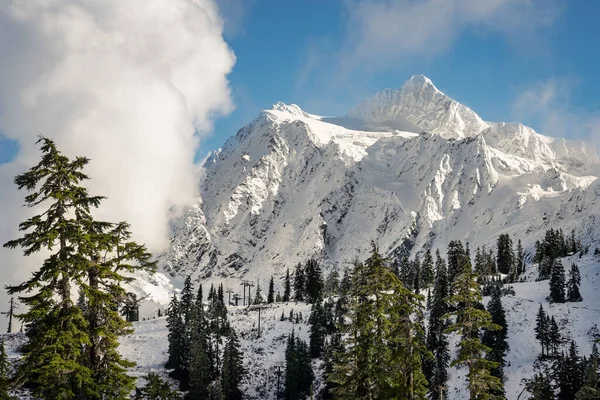 昼間の宿山山頂の美しいショット — ストック写真