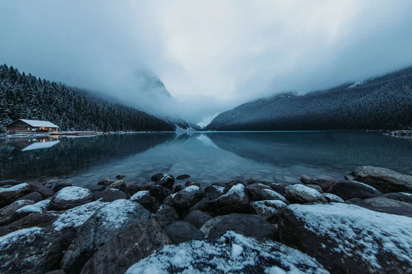Eine Faszinierende Landschaft Des Louise Alberta Lake Einem Kalten Verschneiten — Stockfoto