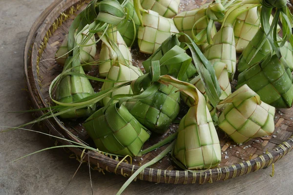 Bir tabak ketupatın yakın çekimi, Kupat. Palmiye yapraklarının içine doldurulmuş Java pirinç kekleri..