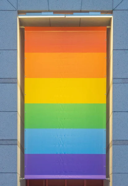 Pencereyi Kaplayan Lgbt Bayrağının Dikey Görüntüsü — Stok fotoğraf