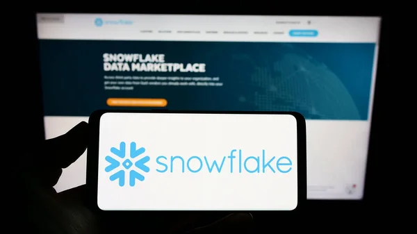 Persoon Met Smartphone Met Logo Van Het Amerikaanse Softwarebedrijf Snowflake — Stockfoto