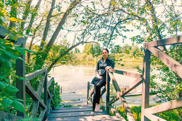 Närbild Vacker Kvinna Njuter Vacker Sommardag Vertikal Skott Naturlig Miljö — Stockfoto