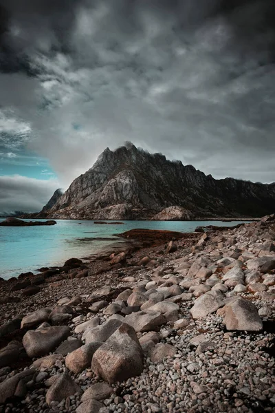 Vertical Shot Beach Rocky Mountain Background Cloudy Weather — Stock Photo, Image
