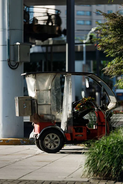 Ein Blick Auf Einen Motorroller Der Einem Sonnigen Tag Auf — Stockfoto