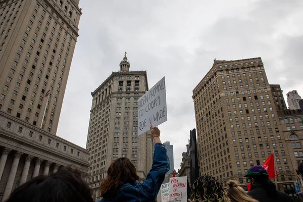 Foley Square New York Usa 2022 Napsána Mladá Žena Papírovým — Stock fotografie