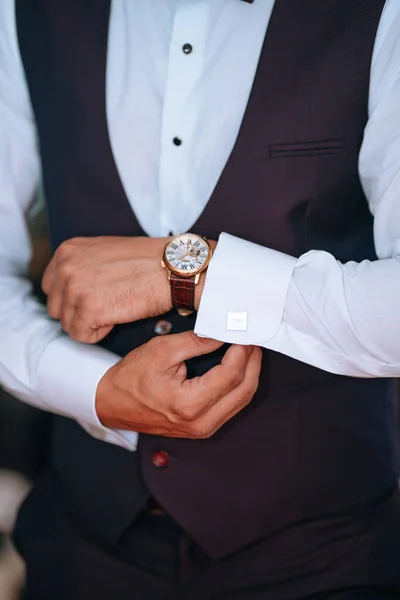 一种身着经典西服的男性的垂直特写 用来调整腕上的手表 — 图库照片