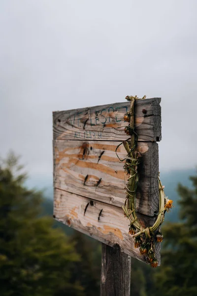 Вертикальный Крупный План Деревянного Знака Пик Леспеци Возле Клуж Напока — стоковое фото