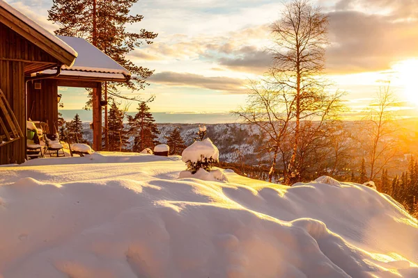 Een Gezellig Huisje Besneeuwde Bergen Bij Zonsondergang — Stockfoto
