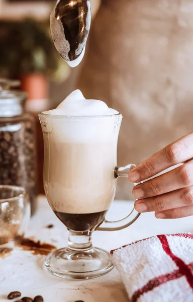 Kremalı Kahve Yapan Bir Baristanın Dikey Yakın Çekimi — Stok fotoğraf