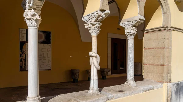 Close Colunas Prédio Antigo Benevento Itália — Fotografia de Stock