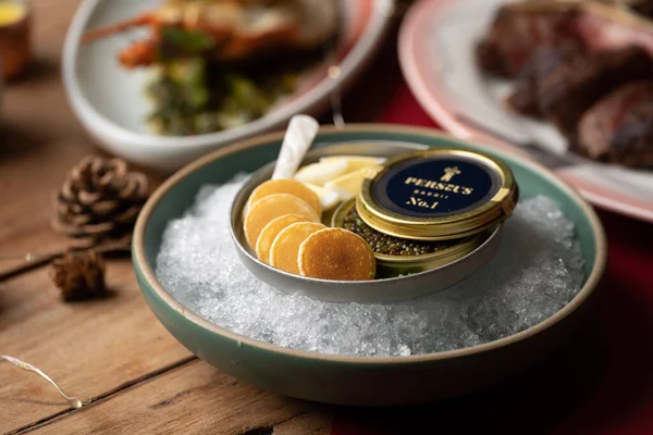 Dose Kaviar Und Mini Pfannkuchen Auf Eis — Stockfoto