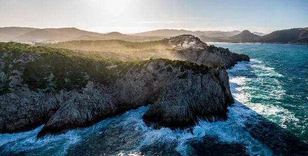 Vzdušný Pohled Mořské Vlny Lámající Skály Pod Modrou Jasnou Oblohou — Stock fotografie