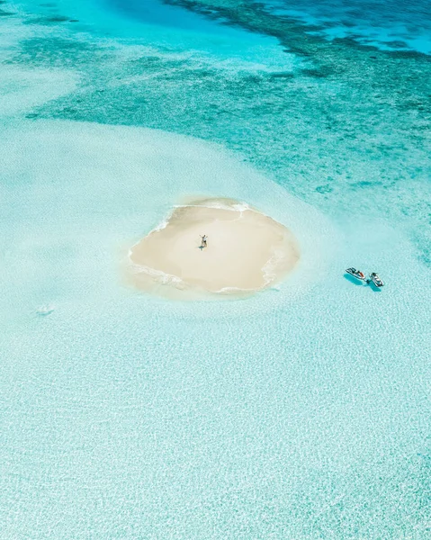 Flygbild Båt Som Närmar Sig Människorna Sandbanken Maldiverna — Stockfoto