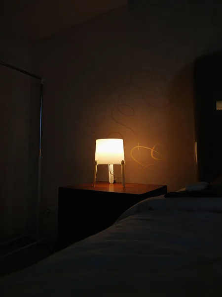 Eine Schöne Aufnahme Einer Lampe Der Nähe Des Bettes — Stockfoto