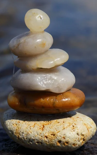 Zen Taşlarının Bulanık Arkaplana Dikey Görüntüsü — Stok fotoğraf