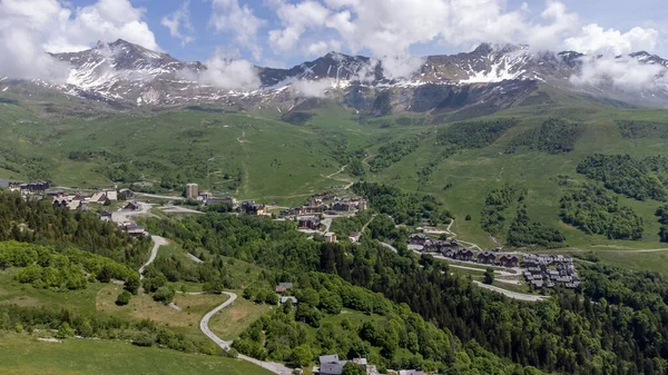 Ormanlar ve dağlarla çevrili eğlence alanının manzarası.