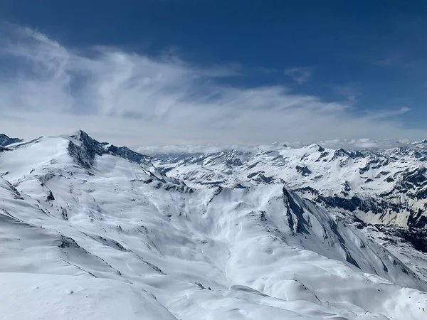 Una Vista Impresionante Las Cumbres Rocosas Nevadas Montaña — Foto de Stock