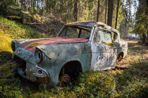 Tiro Perto Velho Carro Abandonado Floresta — Fotografia de Stock