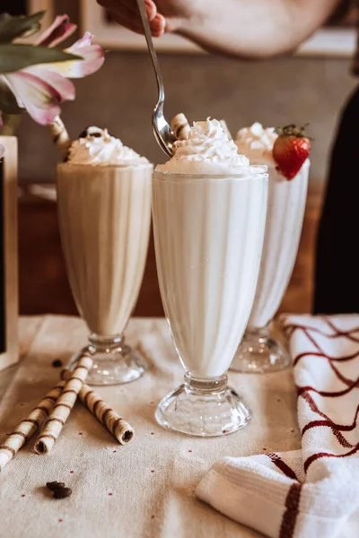 Vertikal Bild Tre Estetiska Milkshakes — Stockfoto