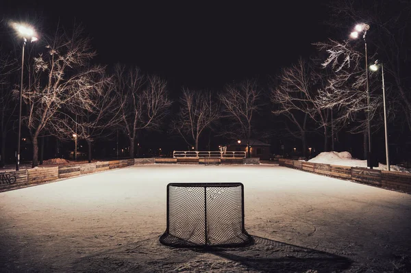 Een Verlicht Hockeyveld Nachts — Stockfoto