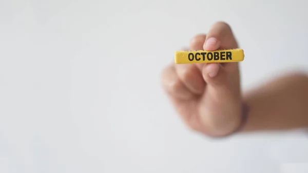 Primo Piano Una Mano Che Tiene Blocco Del Mese Ottobre — Foto Stock