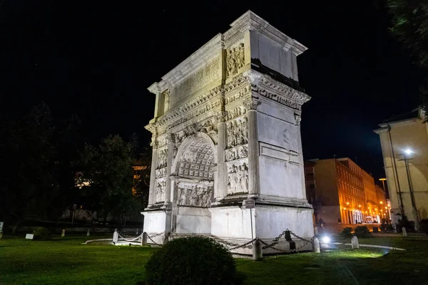 Utsikt Över Den Berömda Trajans Båge Benevento Södra Italien Natten — Stockfoto