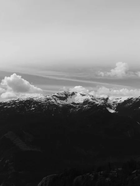 Вертикальный Снимок Горы Покрытой Снегом Дневное Время — стоковое фото