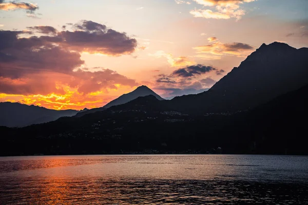 Een Zonsondergang Boven Het Comomeer Varenna Dorp Omgeven Door Bergen — Stockfoto