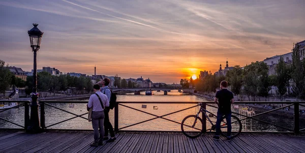 Krásný Výhled Dřevěný Most Paříži Francie Při Západu Slunce — Stock fotografie