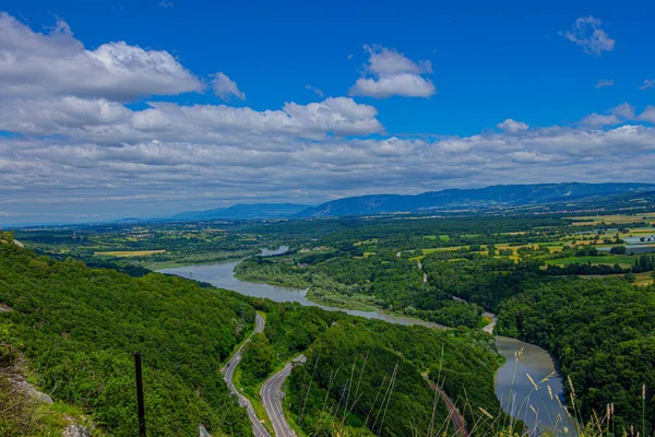 Большая Река Ярко Зеленые Леса Ярким Облачным Небом — стоковое фото