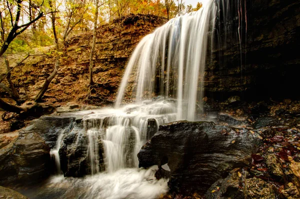 Водопад Шелковым Эффектом Вода Течет Небольшой Скалы Лесу Осенью — стоковое фото